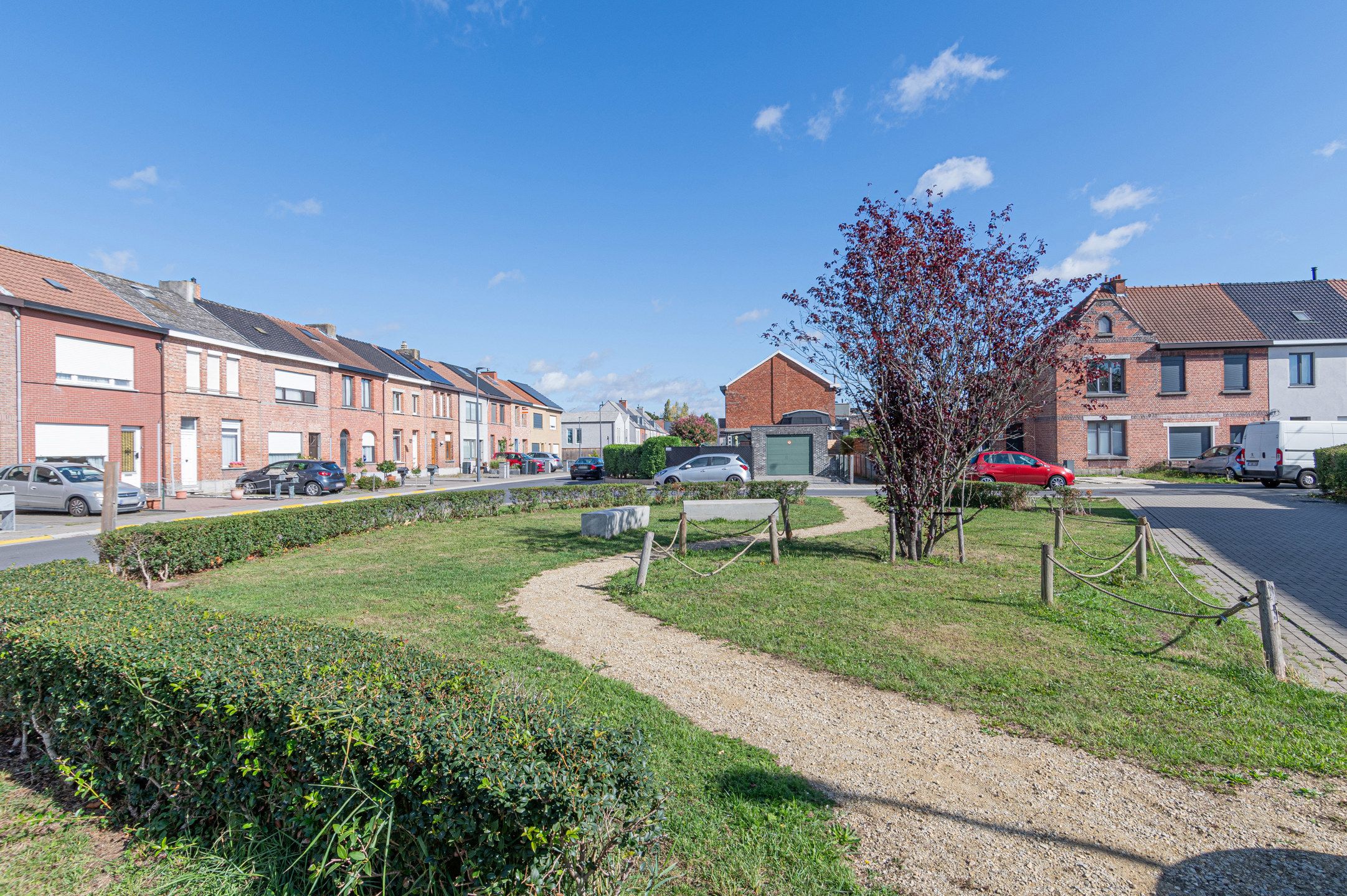 Knusse te renoveren woning met garage foto 2