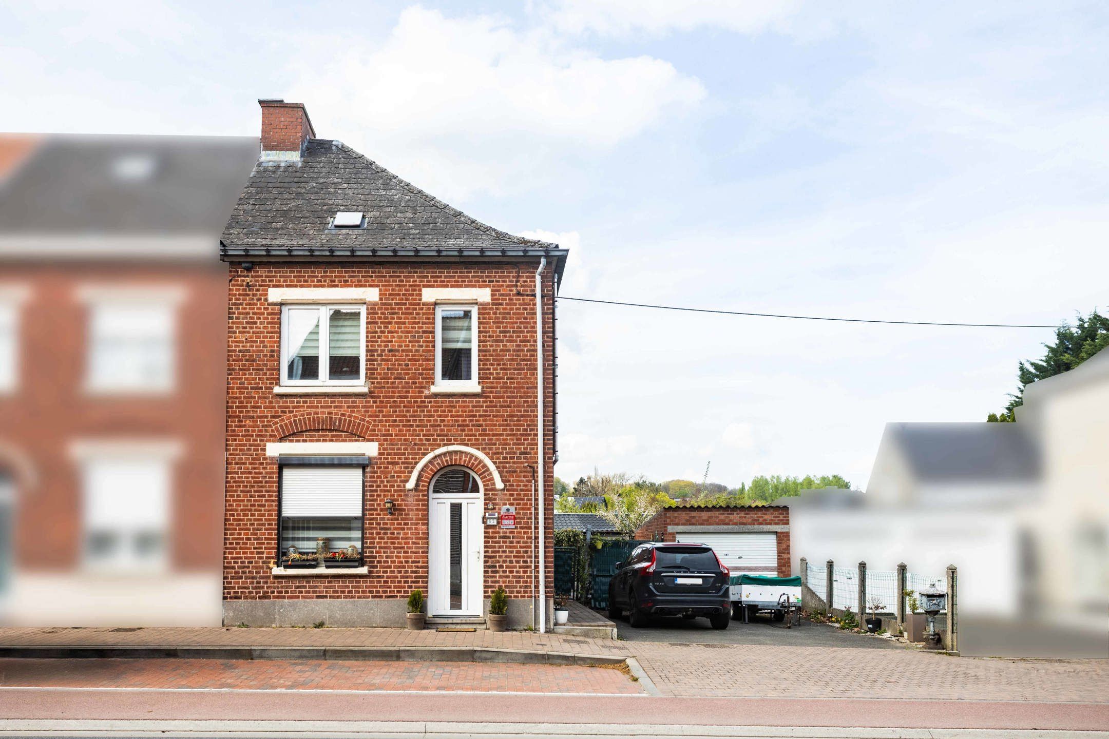 Hoofdfoto van de publicatie: Maison 3 façades idéalement situé avec garage.
