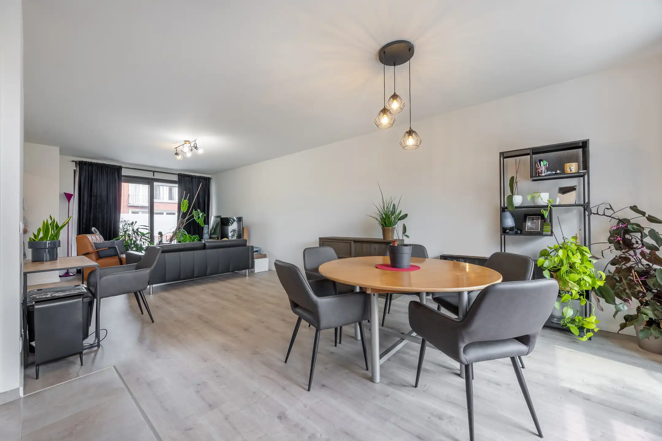 Instapklaar en prachtig gelegen appartement op een toplocatie in Deurne foto {{pictureIndex}}