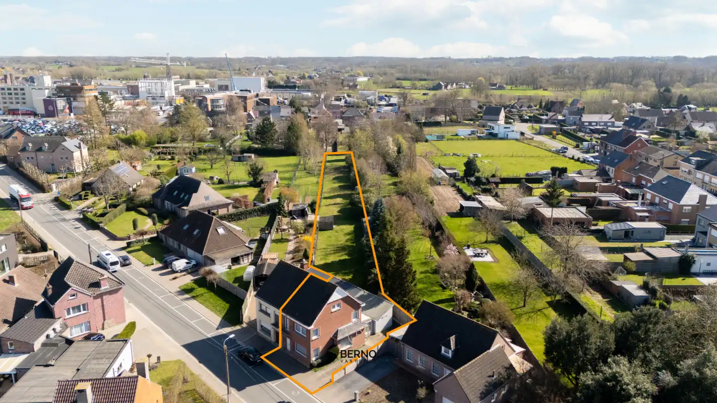 Halfopen bebouwing met oprit en ruime, zonnige tuin. foto 2