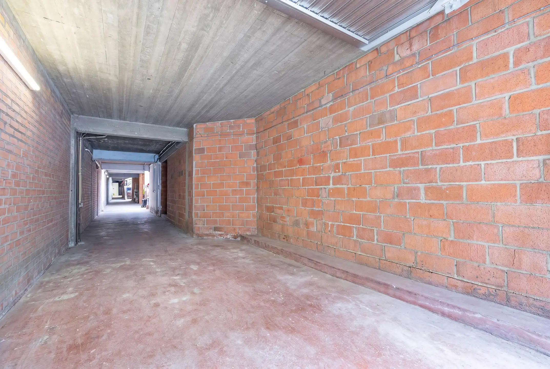 Dubbele bestemming: Parking / Opslagruimte van ±185m² foto 2