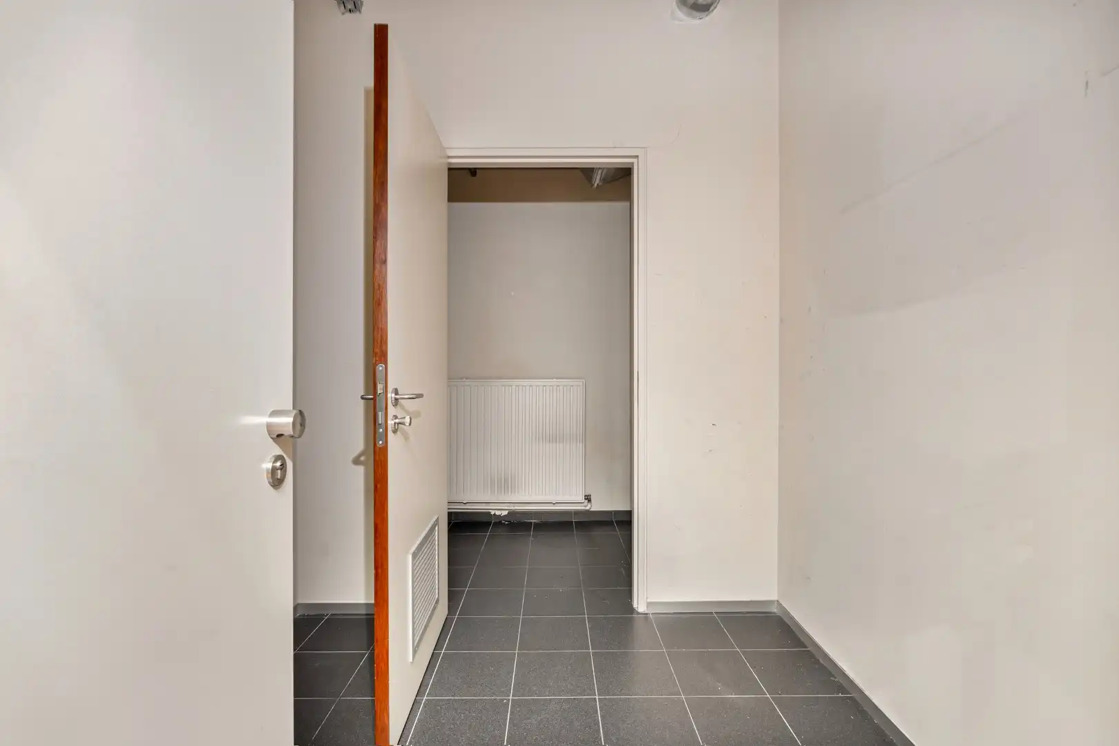 Uitzonderlijk handelspand in het centrum van Neeroeteren foto 6