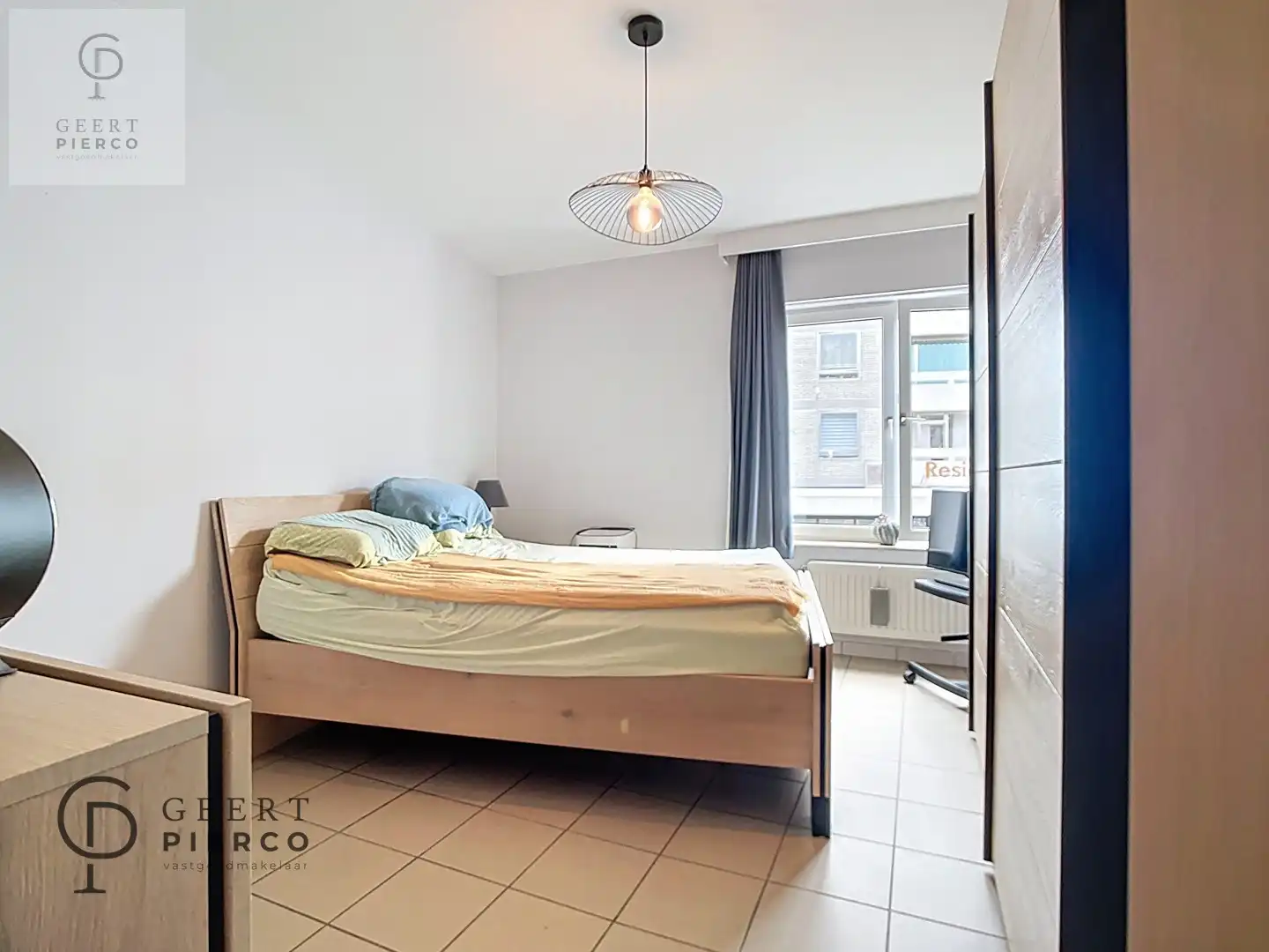 Aan Sint-Anneke 26 bus 101 te Sint-Truiden treffen we dit ruime appartement met drie slaapkamers, twee badkamers en kelder. De centrale ligging (200m van Grote Markt) zorgt voor een optimaal bereik van winkels, station, scholen en eveneens de groene omgeving van de stadsvesten en het stadspark. foto 23