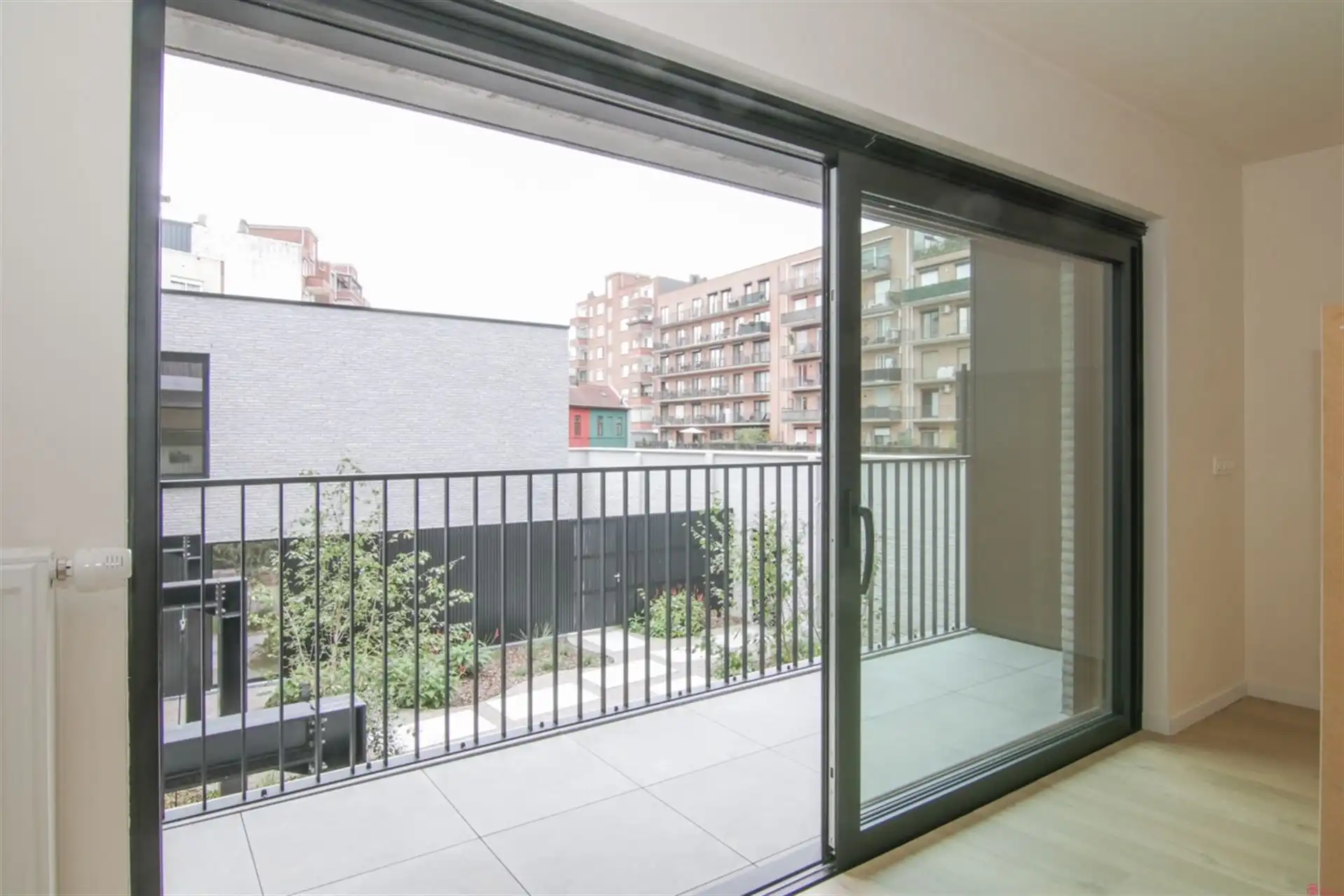 Moderne studio met slaaphoek en zonnig terras in hartje Kortrijk foto 8