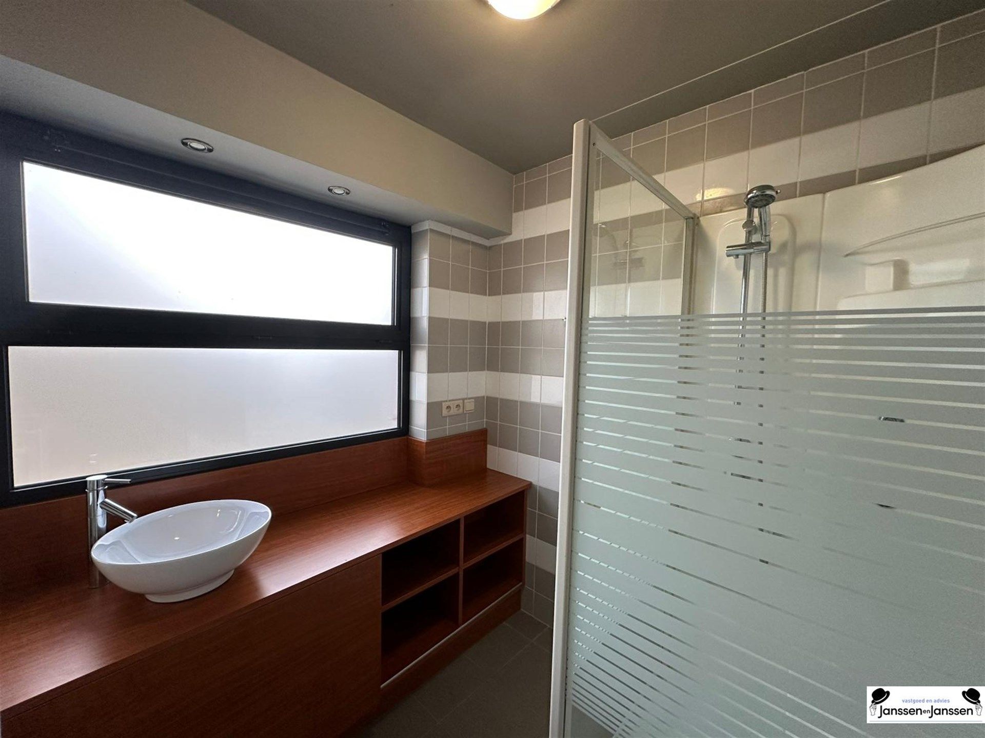 Ruime halfopen bebouwing met zonnige tuin te Gooreind te huur foto 14