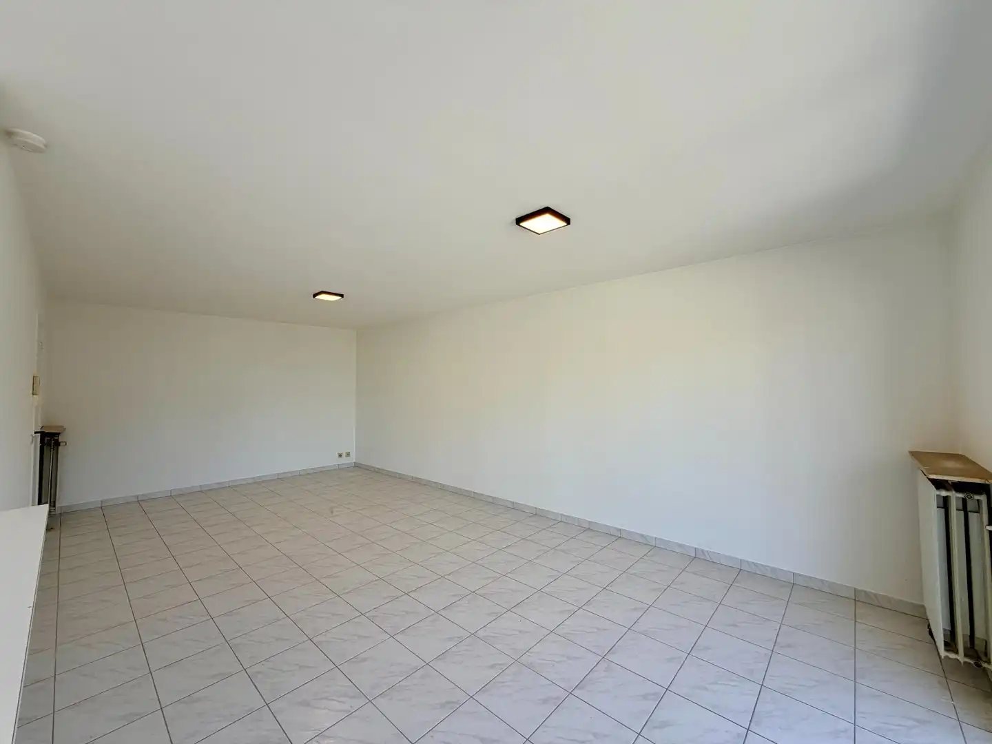 Instapklaar & centraal gelegen appartement met balkon te Roeselare! foto 2