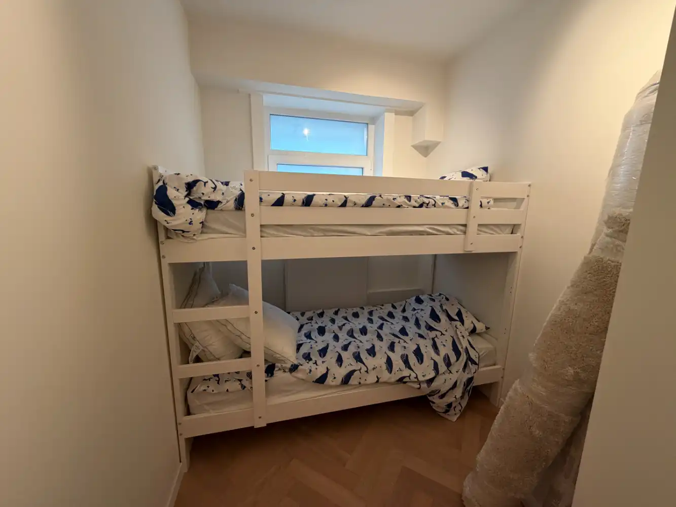 Volledig gerenoveerd appartement met twee slaapkamers. Dit instapklaar appartement wordt gemeubeld verhuurd. foto 6