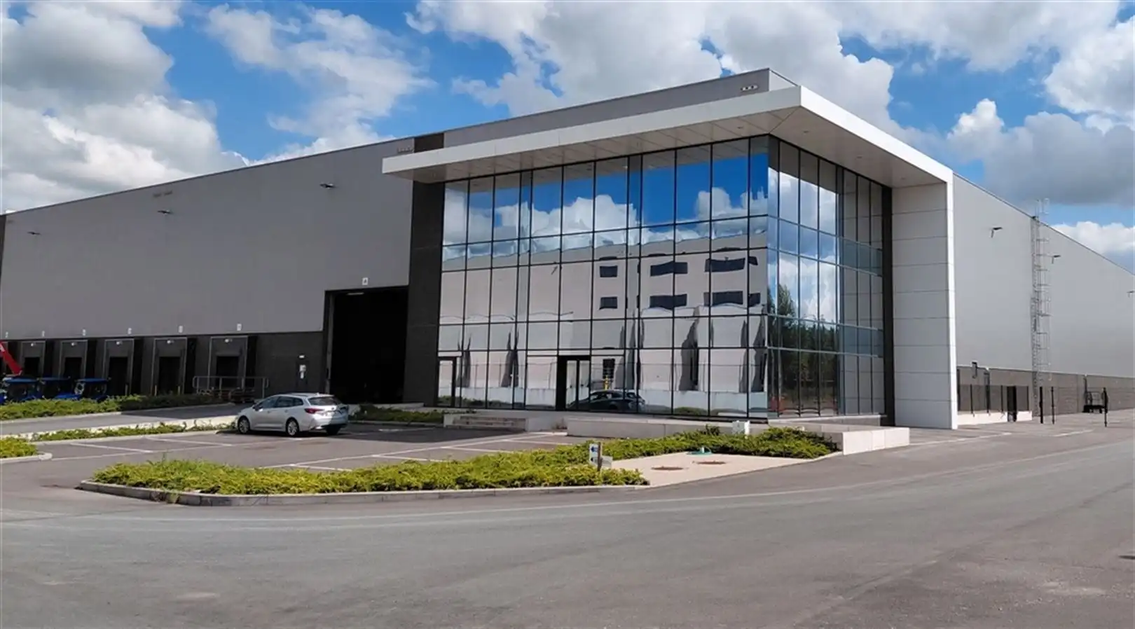 Te huur magazijn, kantoren en verhard terrein in Logistiek Park Waasland foto 2