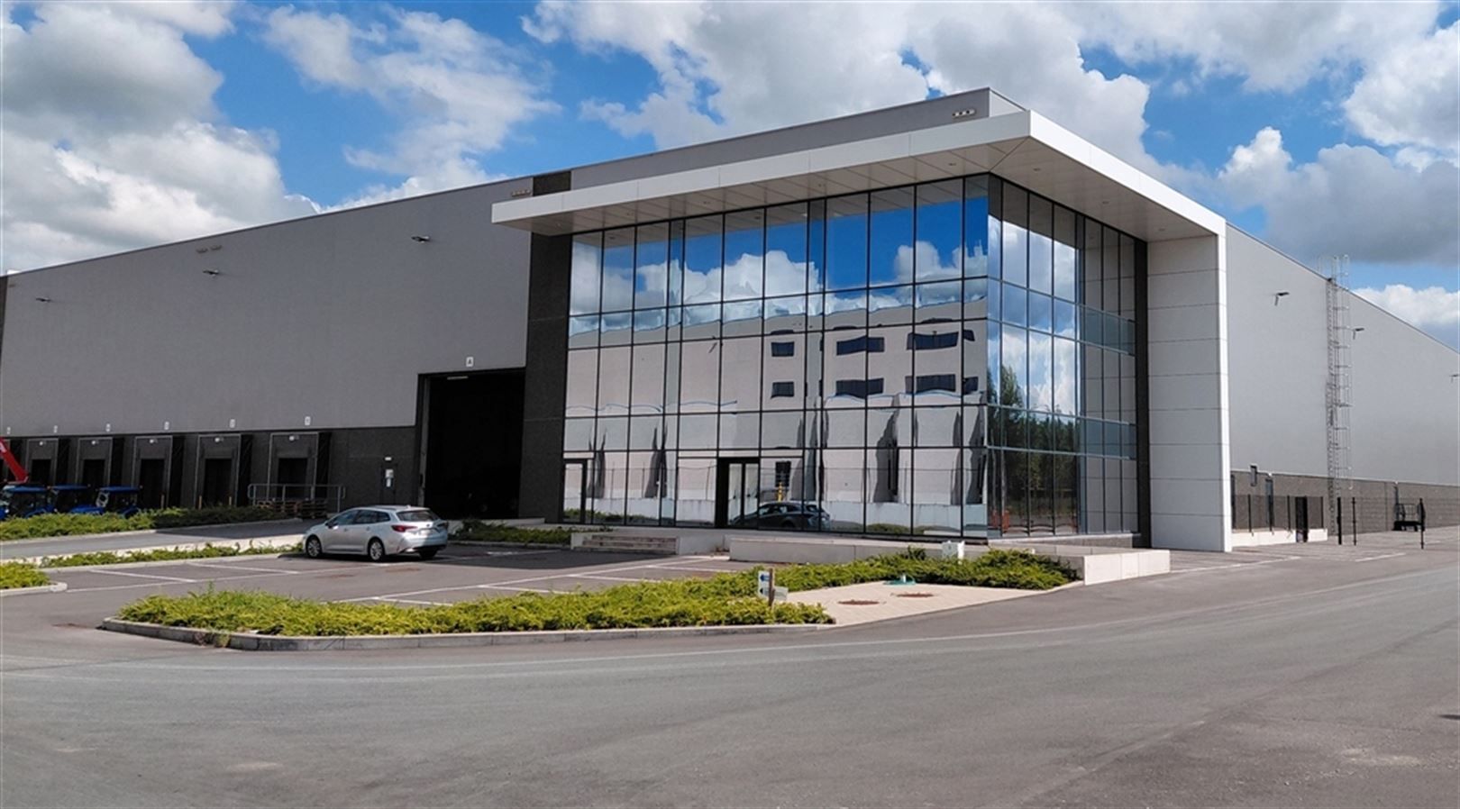 Te huur magazijn, kantoren en verhard terrein in Logistiek Park Waasland foto 2