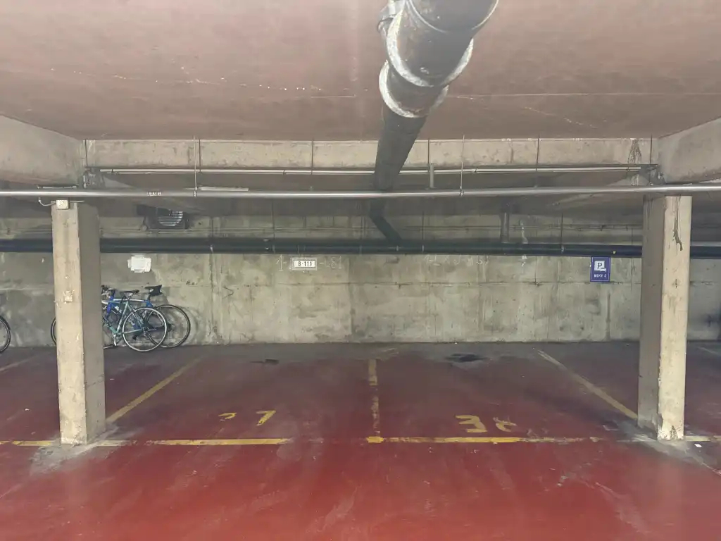 Ondergrondse staanplaats in de Kortrijksepoortstraat in het centrum van Gent foto 2