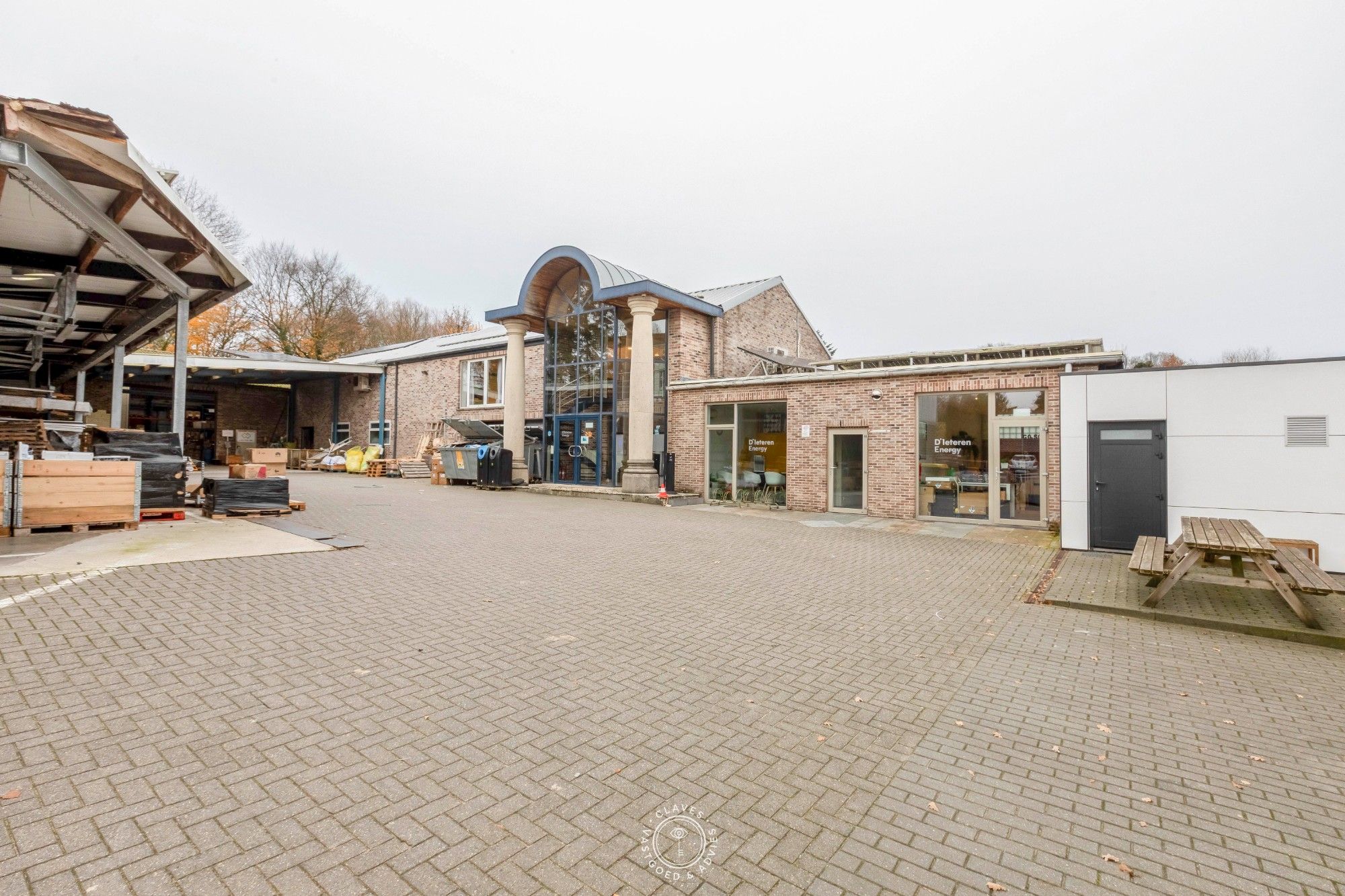 Multifunctioneel kantoorgebouw met magazijnen foto 14