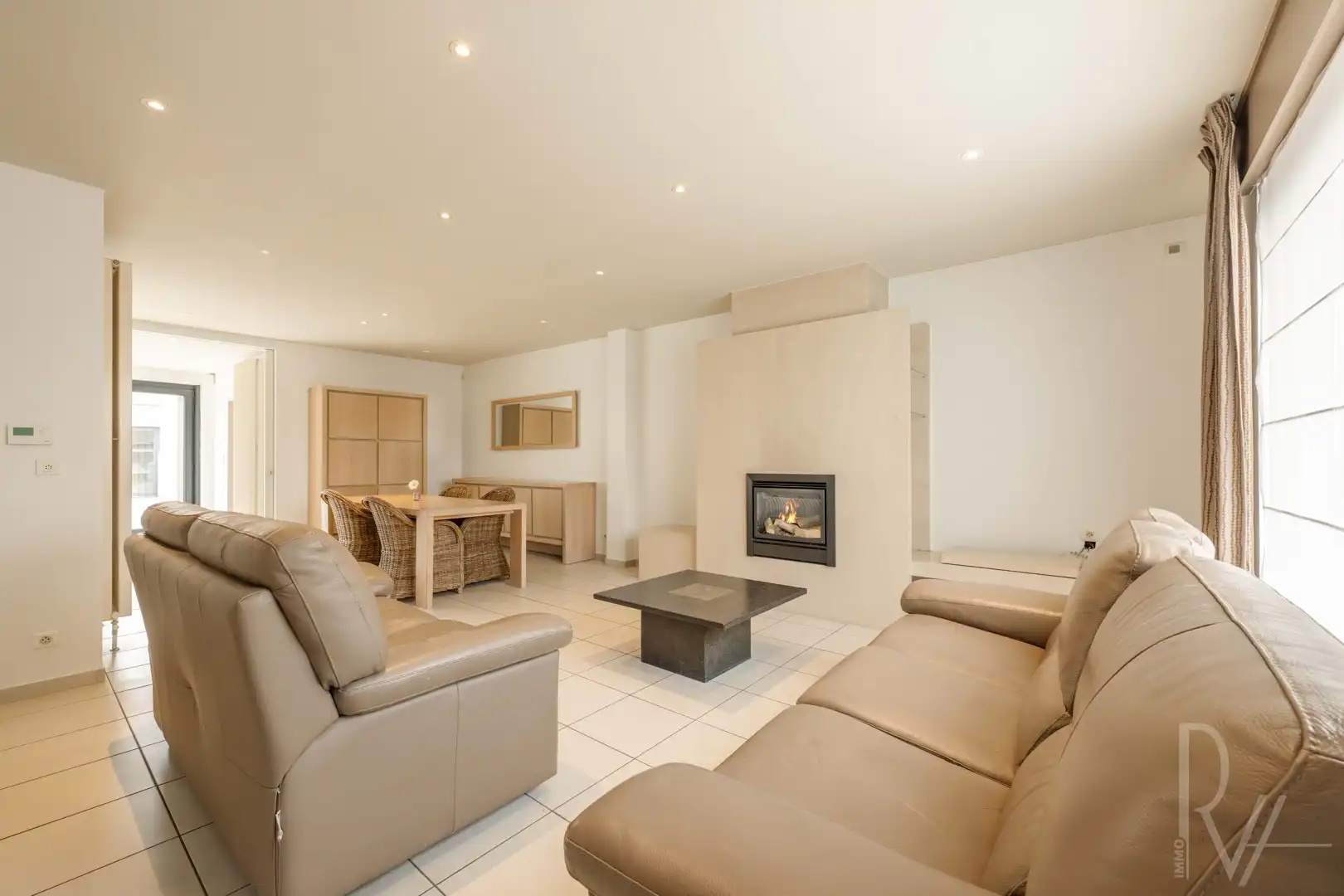 Woning met dubbele garage foto {{pictureIndex}}