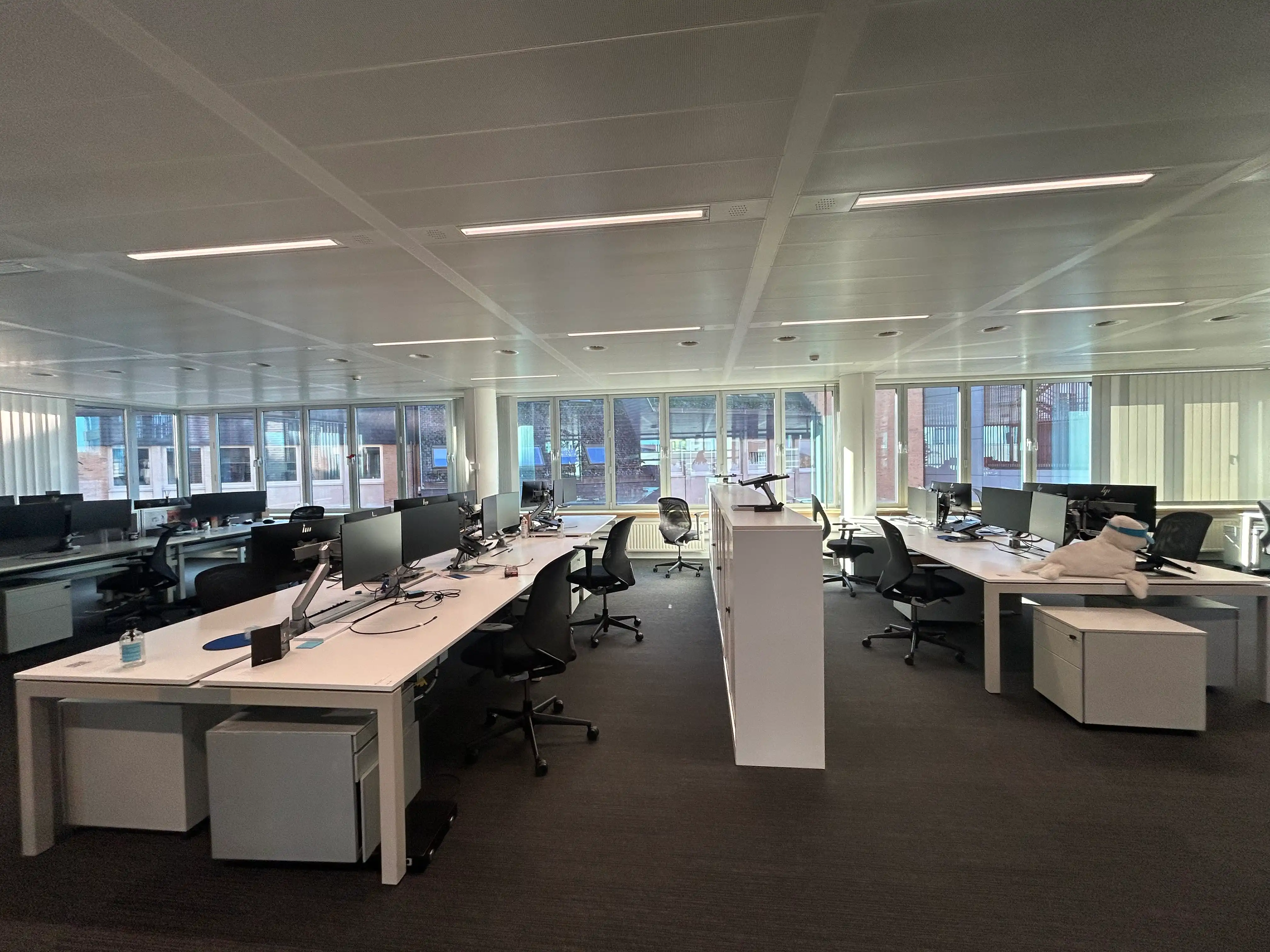 Kantoor te huur met een oppervlakte van 1.247 m², vlakbij het station foto 3