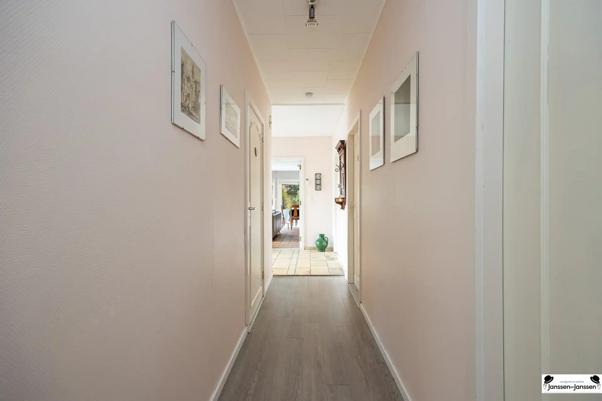 Verrassend ruime villa met ZW-gerichte tuin!  foto 11