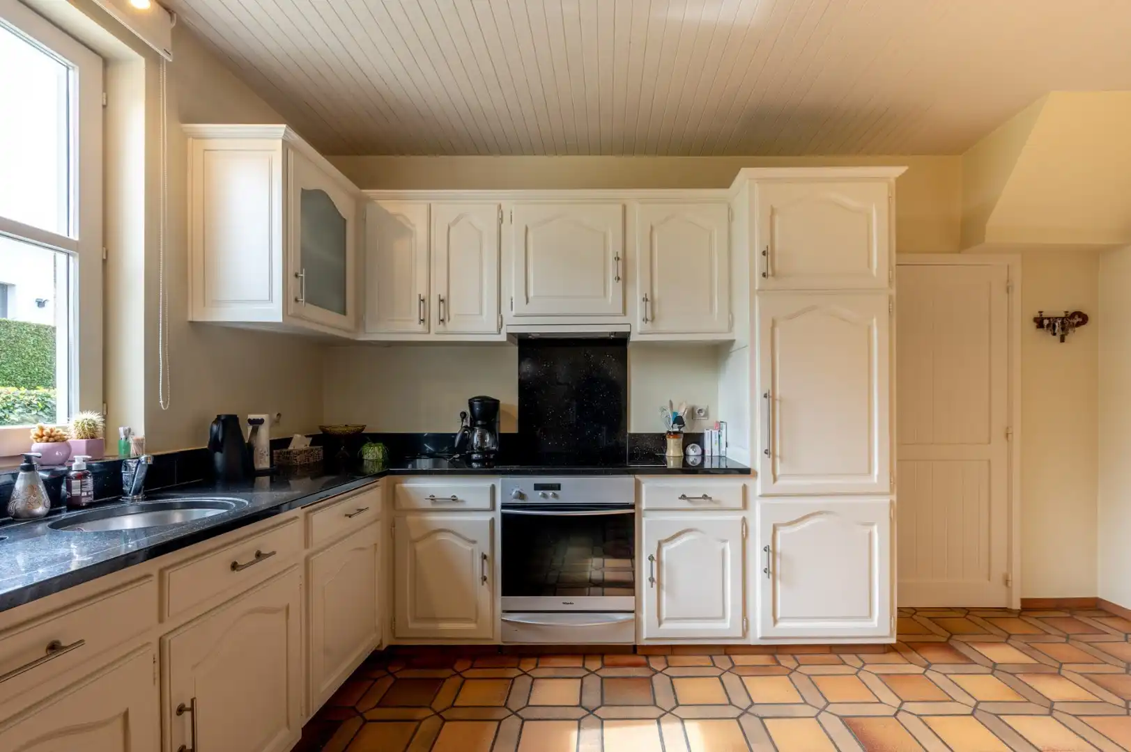 Villa met 3 kamers, 20 zonnepanelen en een dubbele garage op 800 m² foto 13