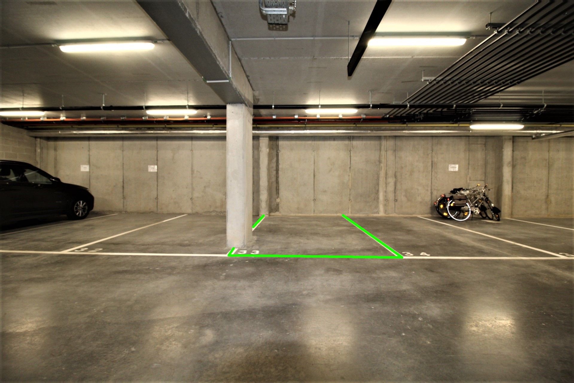 Ondergronds parkeerplaats foto {{pictureIndex}}