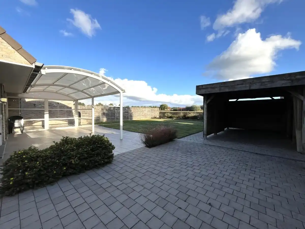 Oostnieuwkerke – Woning met 3 slaapkamers, tuin en carport foto 12