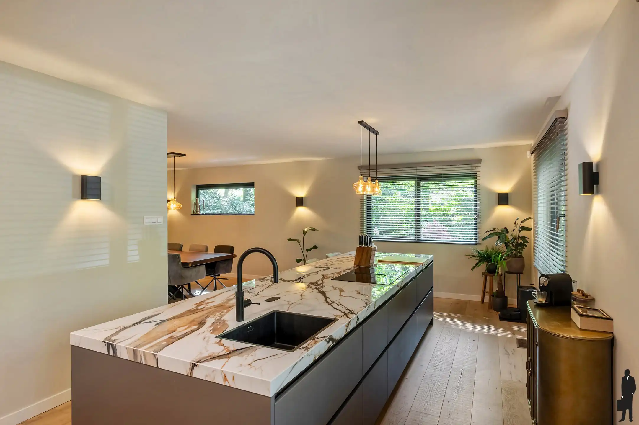 Volledig vernieuwde laagbouwvilla met 4 slaapkamers op residentiële ligging te Dennendael. foto 6