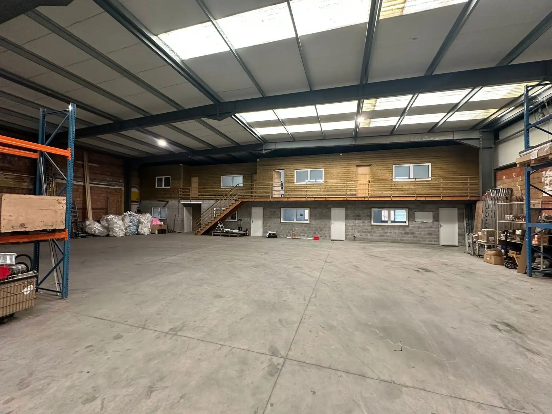 Magazijn + kantoor te huur foto 8