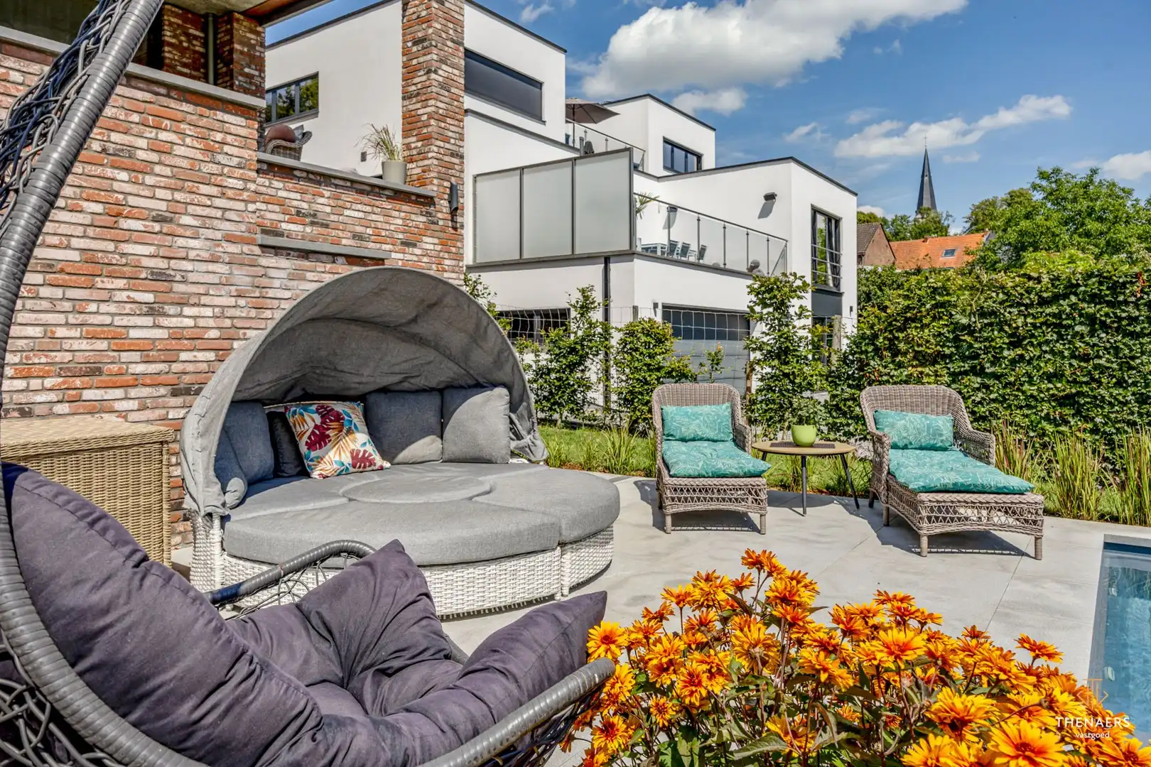 Exclusieve en bijzonder energiezuinige woning met 332 m² woonoppervlakte, vier autostaanplaatsen en verwarmd zwembad. foto 27