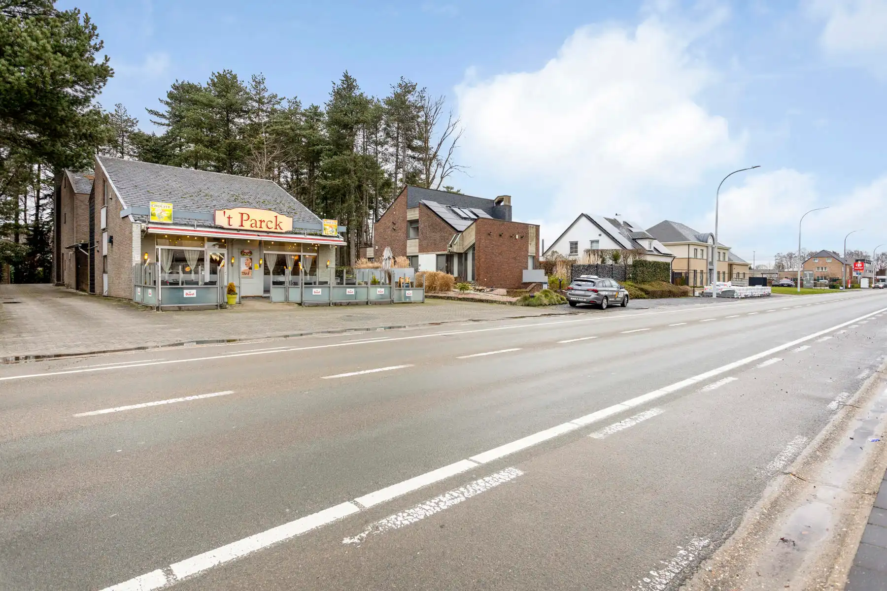 Ruim handelspand + 2 vakantiewoningen. foto 3