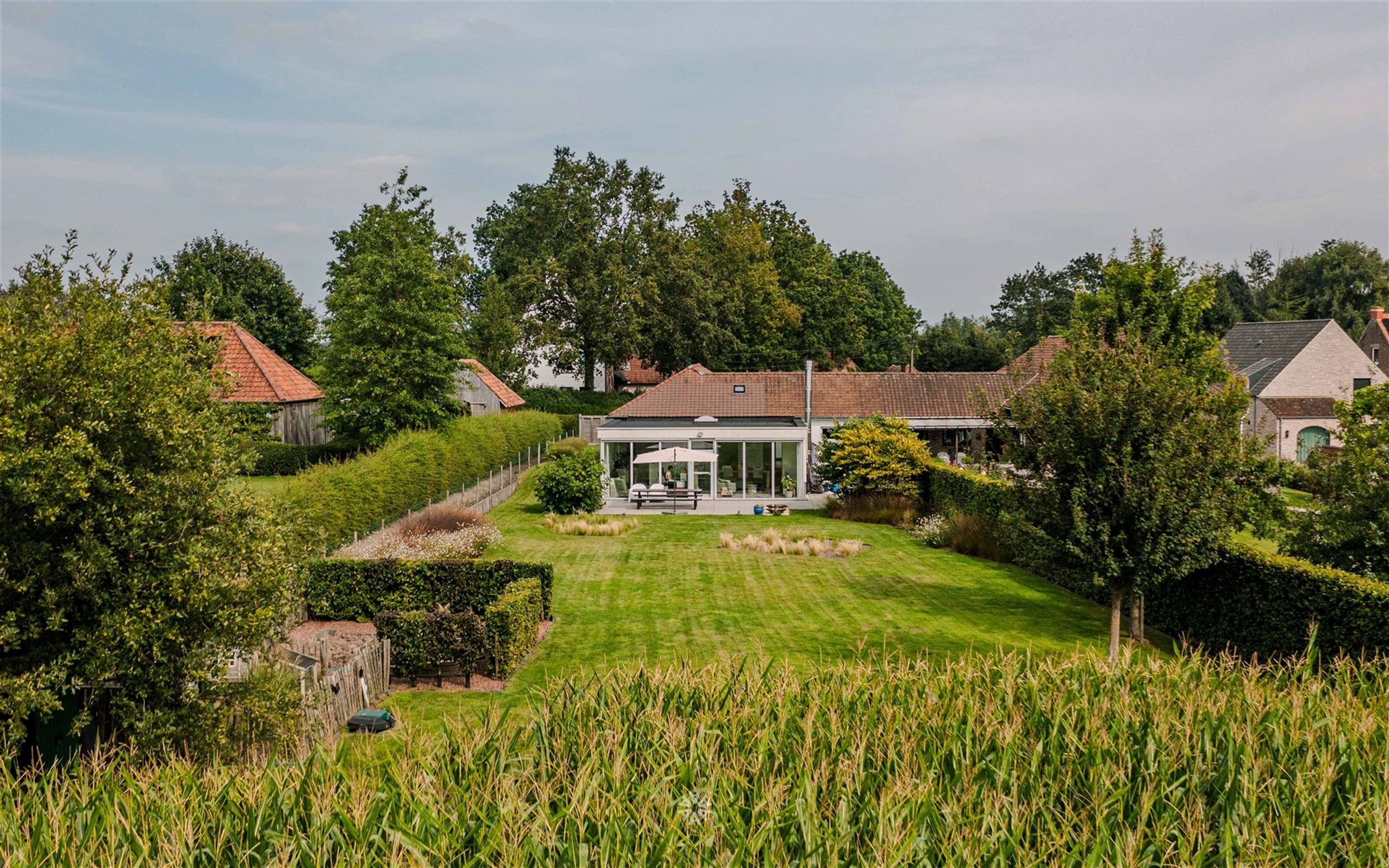 Instapklare bungalow in de pittoreske dorpskern van Wannegem-Lede foto 2