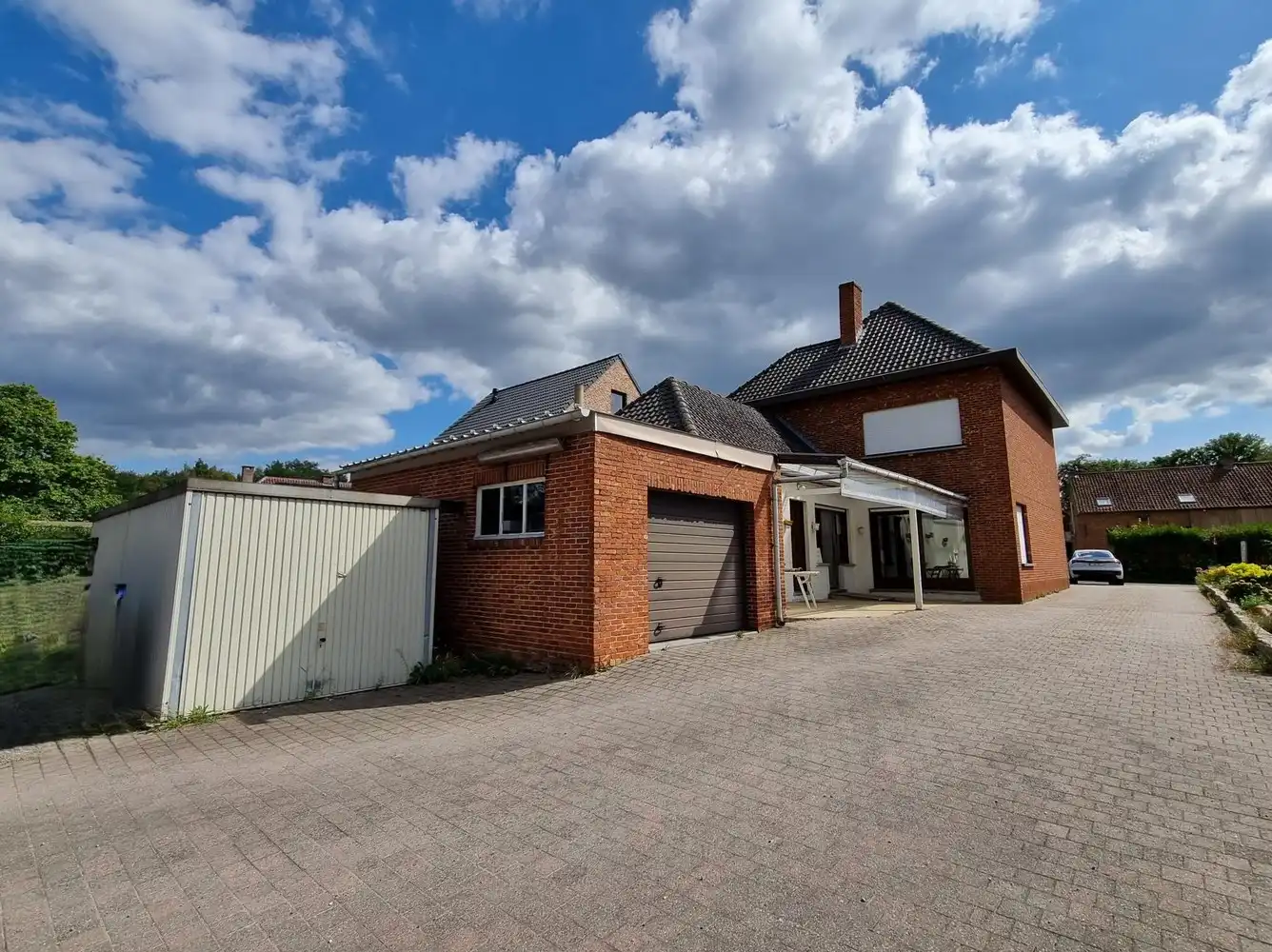 Woning met achterliggend magazijn op een totaal perceel van 19 are 58 ca. foto 3