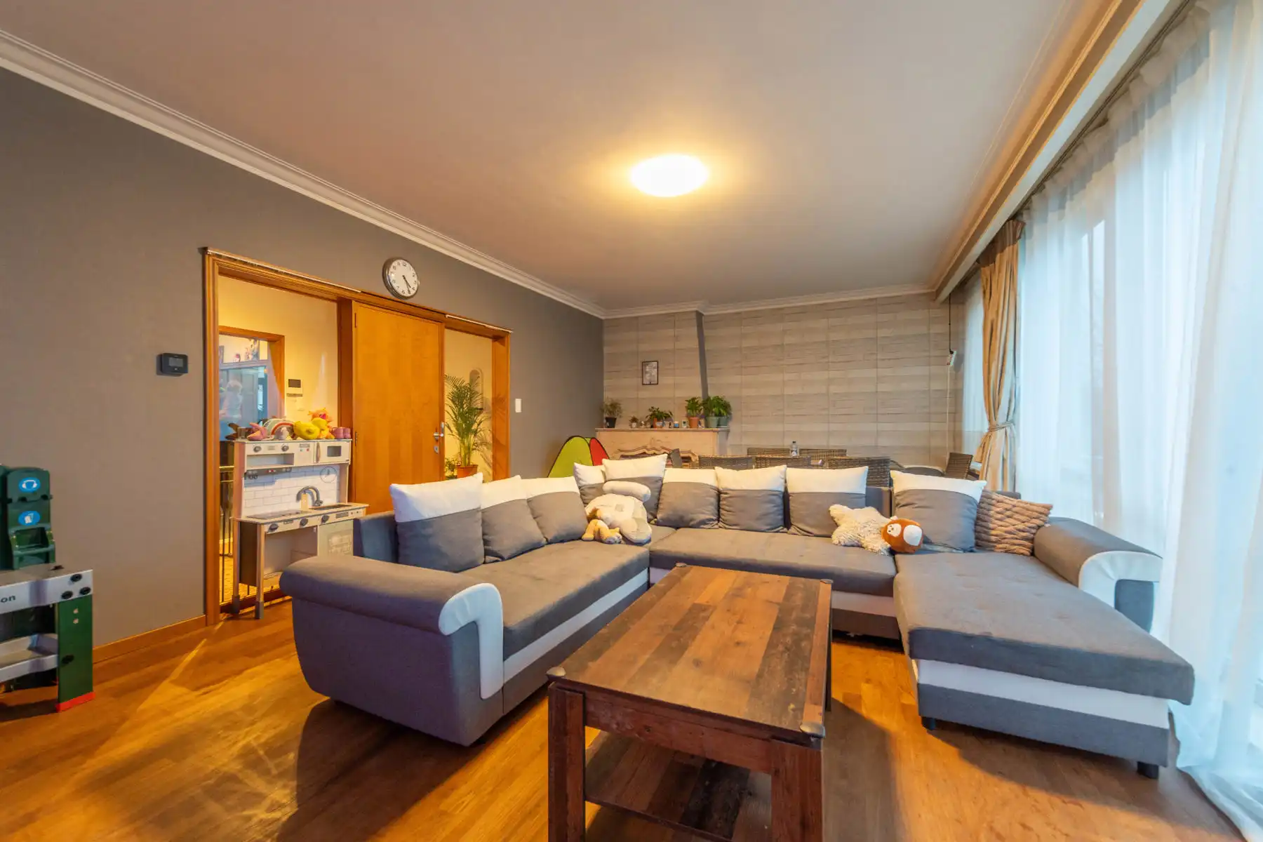 Opbrengsteigendom met handelsgelijkvloers en verhuurd duplexappartement te Niel. foto 9