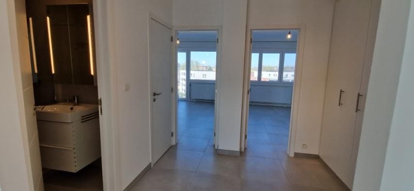 Volledig vernieuwd APPARTEMENT op de 4de verdieping met 2 slaapkamers, ondergrondse kelder en garage in het hoofdgebouw foto 25