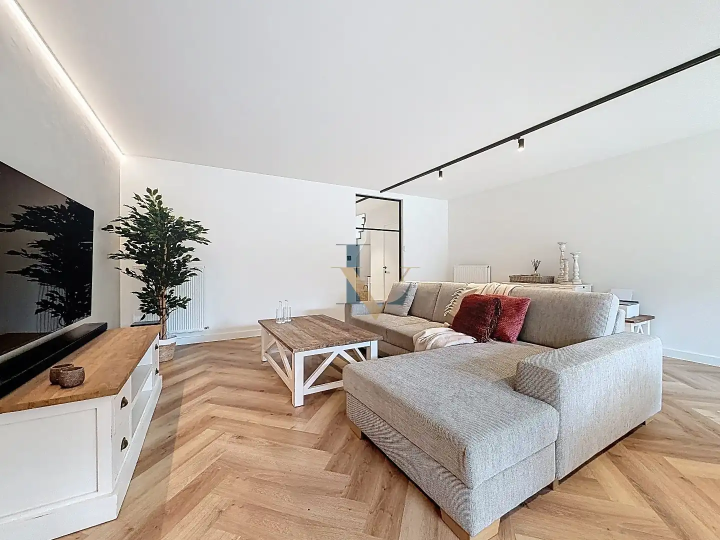 Charmante gerenoveerde rijwoning in pastoriestijl te koop in centrum Schilde foto 2