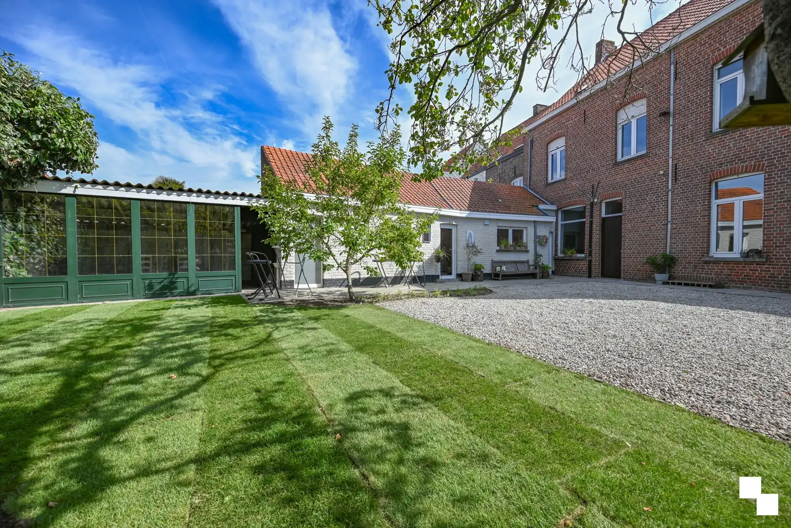 Charmante herenwoning met 4 à 5 slaapkamers te Izegem foto {{pictureIndex}}