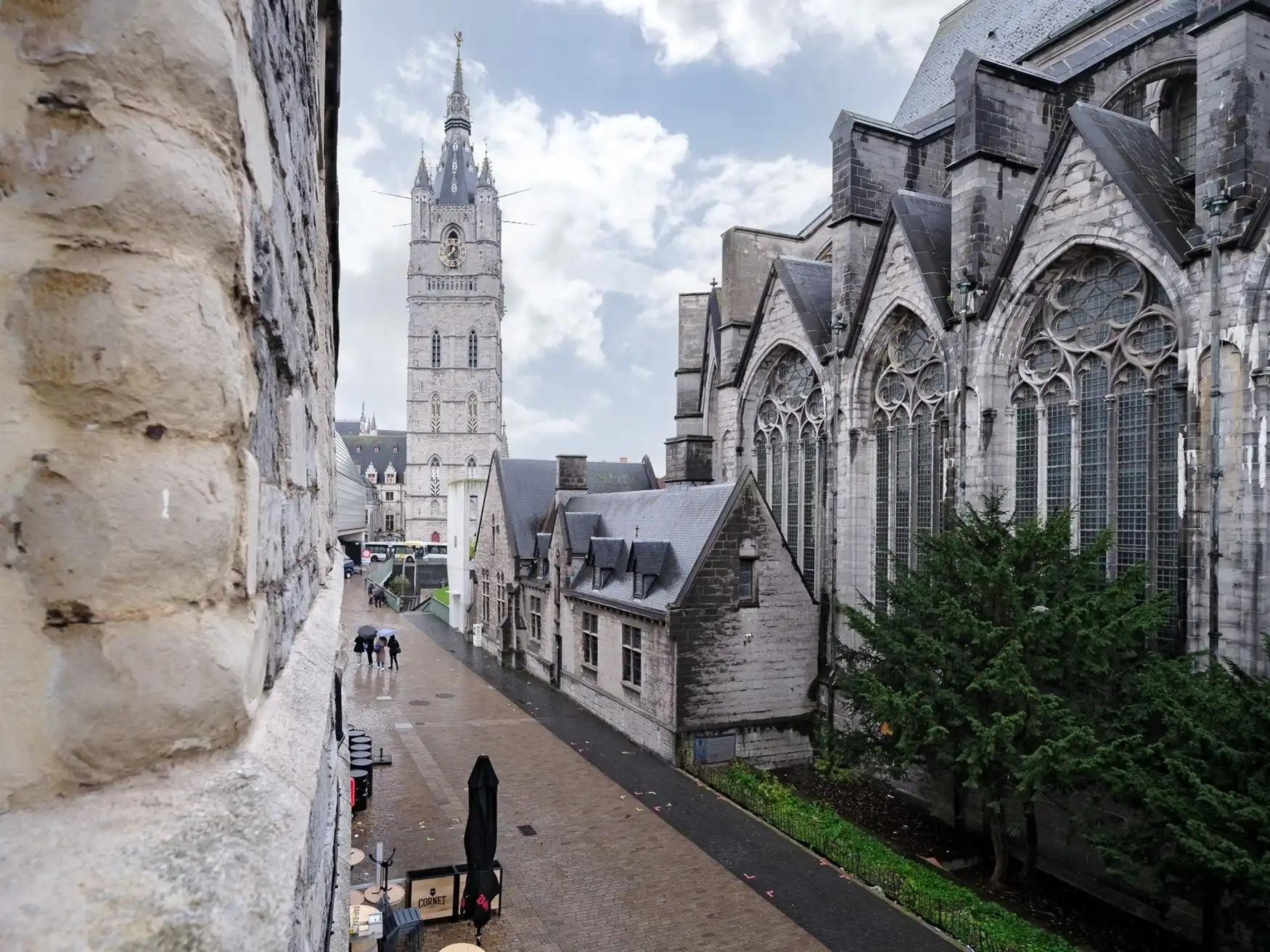 Rust en ruimte in het centrum

 foto {{pictureIndex}}