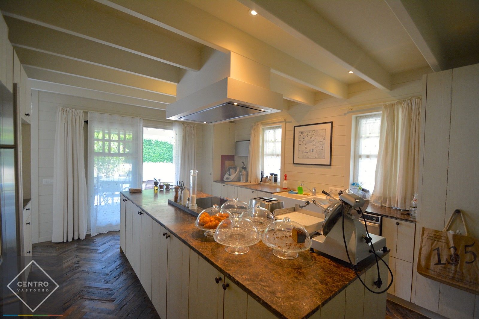 Recent (Bj. 2016) Mi CASA - HANDELSHUIS (538m2), voorzien van grote polyvalente ruimten (vrij beroep, toonzaal, horeca, B&B, ...), 5/6 slaapkamers, 4 badkamers, kelder (114m2), ... Op hoek- en zichtlocatie te Oostkamp. foto 18
