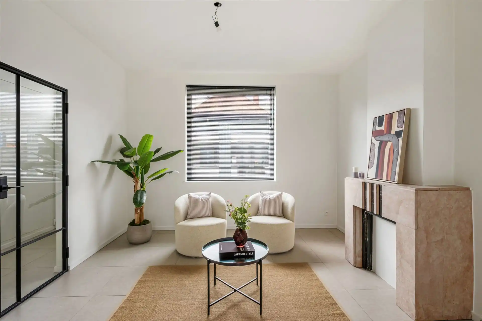 Kwalitatief gerenoveerde woning met 3 slk en leuk terras! foto 2