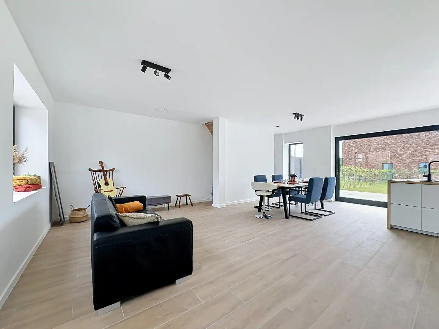 Instapklare vernieuwbouwwoning in het mooie Wezemaal foto 3
