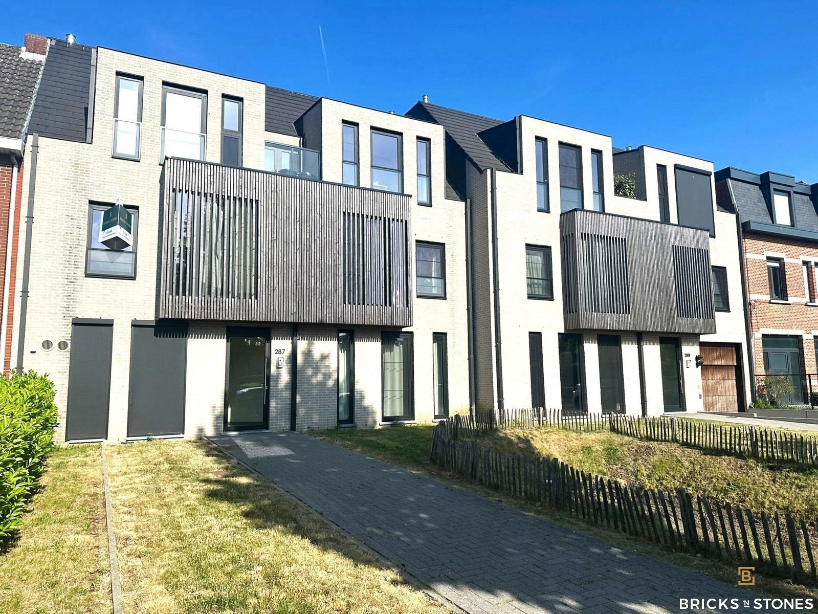 Stijlvol nieuwbouwappartement met terras en parkeerplaats foto {{pictureIndex}}