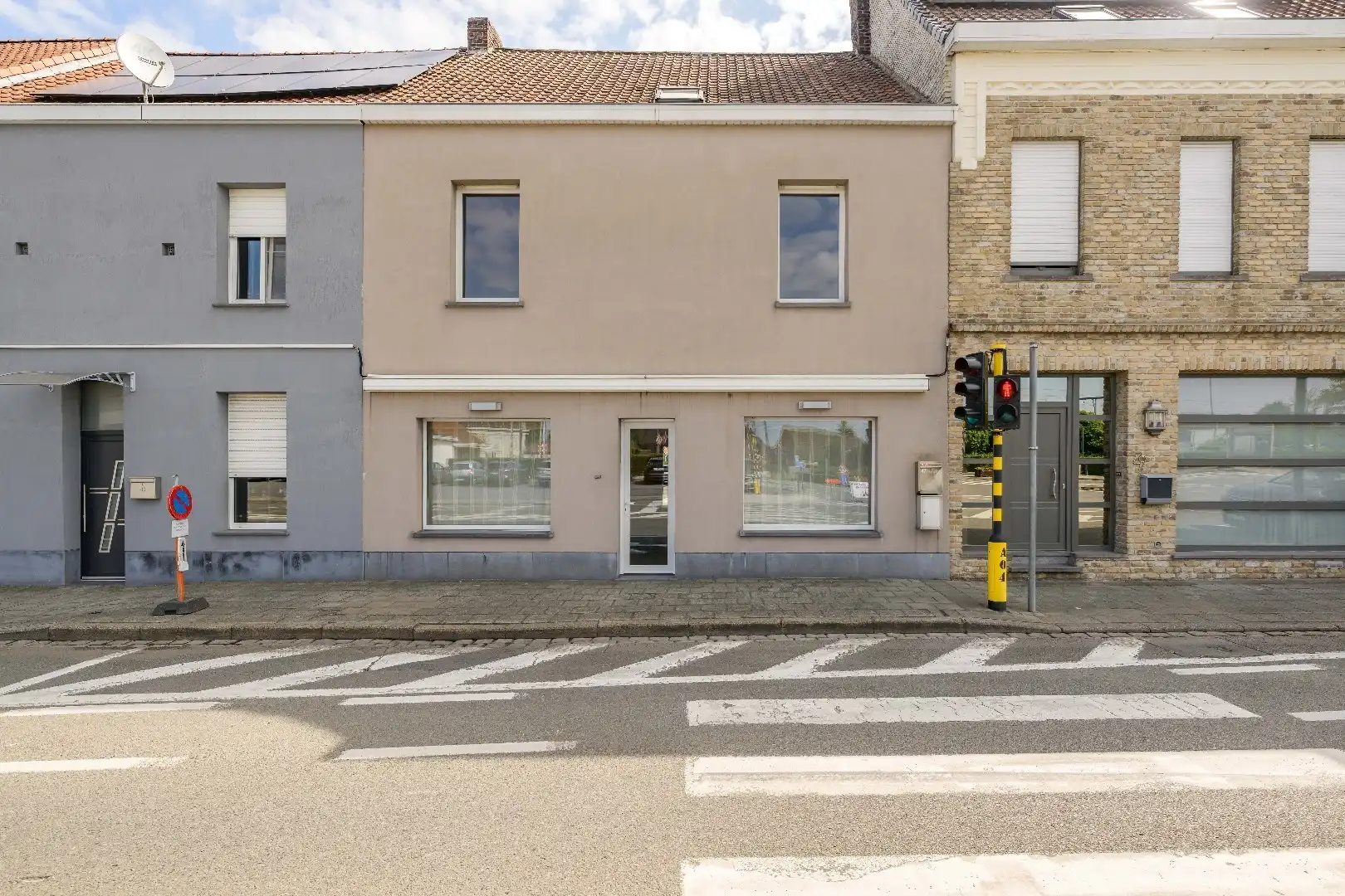 VERRASSEND RUIME WOONST (HANDELSHUIS) MET TUIN & GARAGE | TOEGANG ACHTEROM foto 2