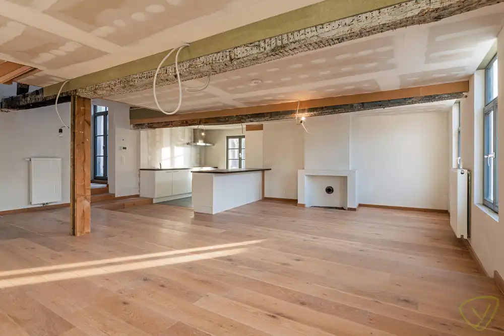 Uitzonderlijk en volledig vernieuwd duplex-appartement gelegen op de Markt van Eeklo! foto 3