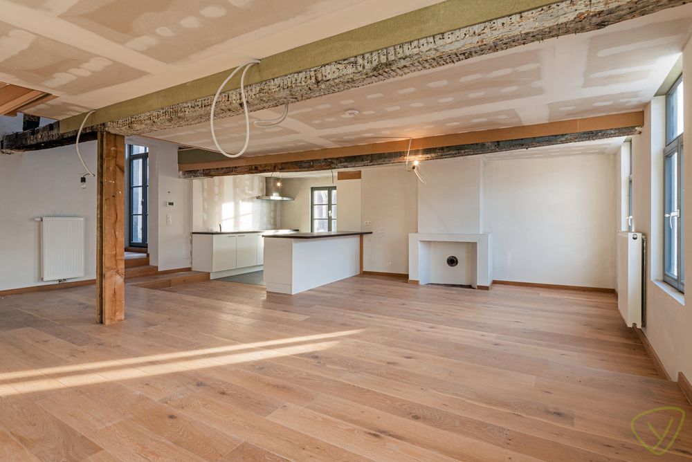 Uitzonderlijk en volledig vernieuwd duplex-appartement gelegen op de Markt van Eeklo! foto 3