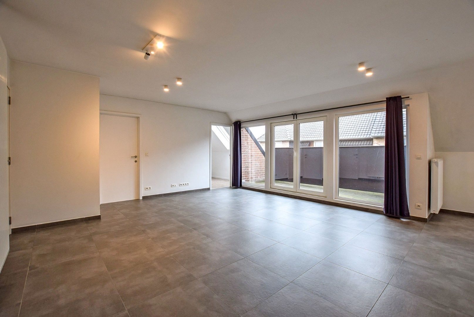 Gerenoveerd 3-slaapkamerappartement te huur in kleinschalig gebouw te Bredene. foto {{pictureIndex}}