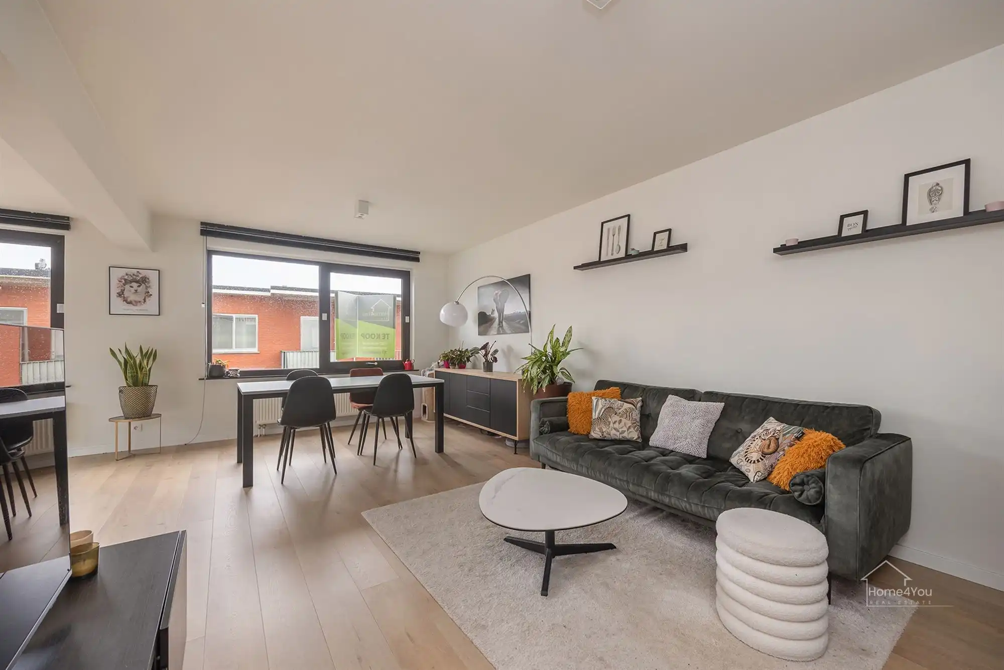 Ruim en lichtrijk appartement met terras + autostaanplaats foto 4