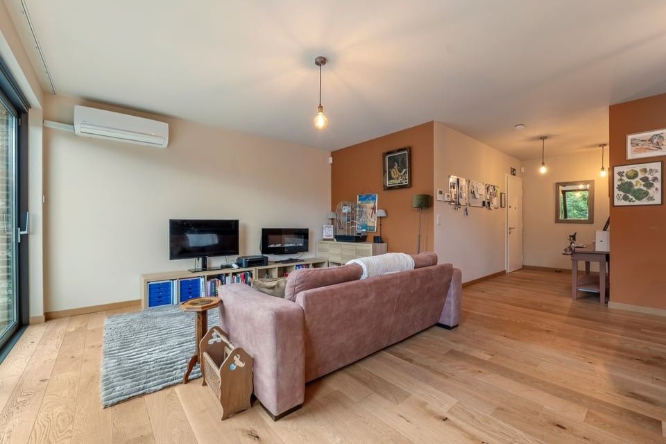 MODERN, KWALITATIEF EN LICHTRIJK APPARTEMENT MET UNIEK STUKJE DESIGN IN HARTJE TONGEREN foto {{pictureIndex}}