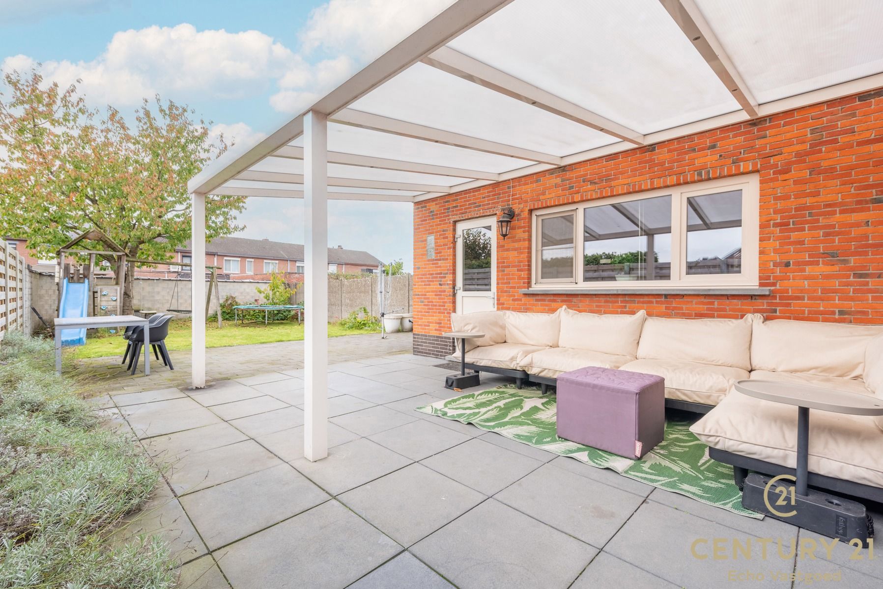 Ruime en Instapklare Hoekwoning met Tuin en Garage foto {{pictureIndex}}