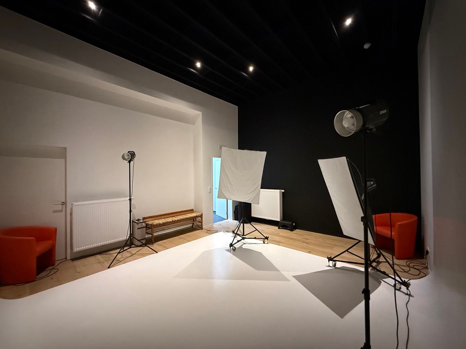 Perfect afgewerkt industriepand met kantoor en loods foto 18