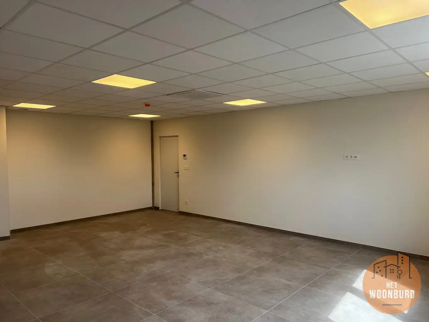 Kantoor met polyvalente ruimte, 4 burelen, vergaderzaal foto 13