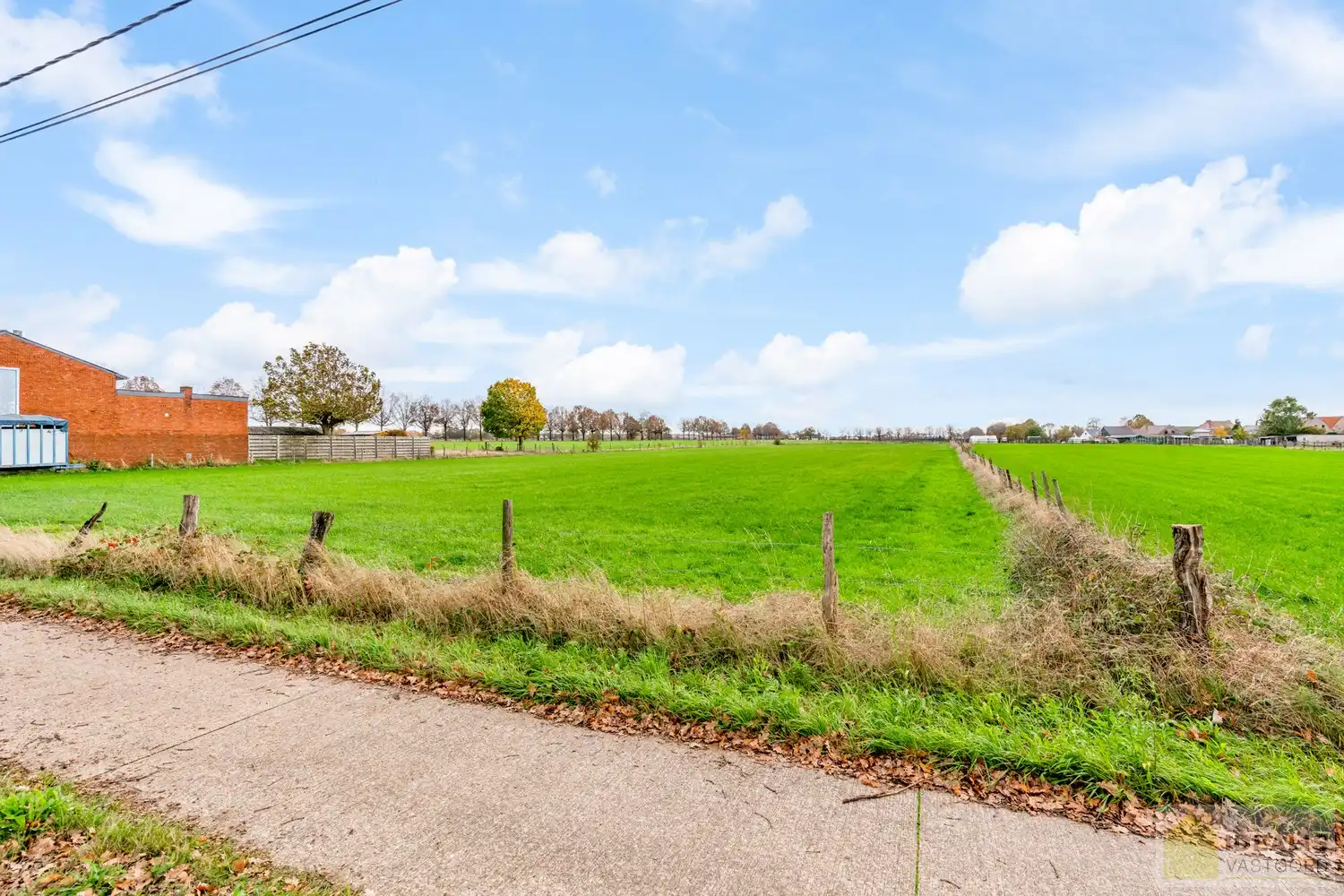 Prachtig perceel bouwgrond voor halfopen bebouwing met een totale oppervlakte van 6a 50ca. Het betreft een landelijk gelegen kavel in het rustige Wauberg (Peer). De kavel wordt gekenmerkt door haar prachtige vergezichten aan de achterzijde van het perceel. Tevens is de grond centraal gelegen t.o.v. het centrum van Peer, Meeuwen (Oudsbergen) en Houthalen-Helchteren en kan men vlot gebruik maken van de Noord-Zuidverbinding (A24). foto 13