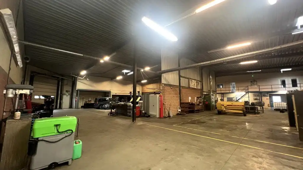 Verwarmd magazijn met kantoren te huur in Industriepark-Drongen foto 6