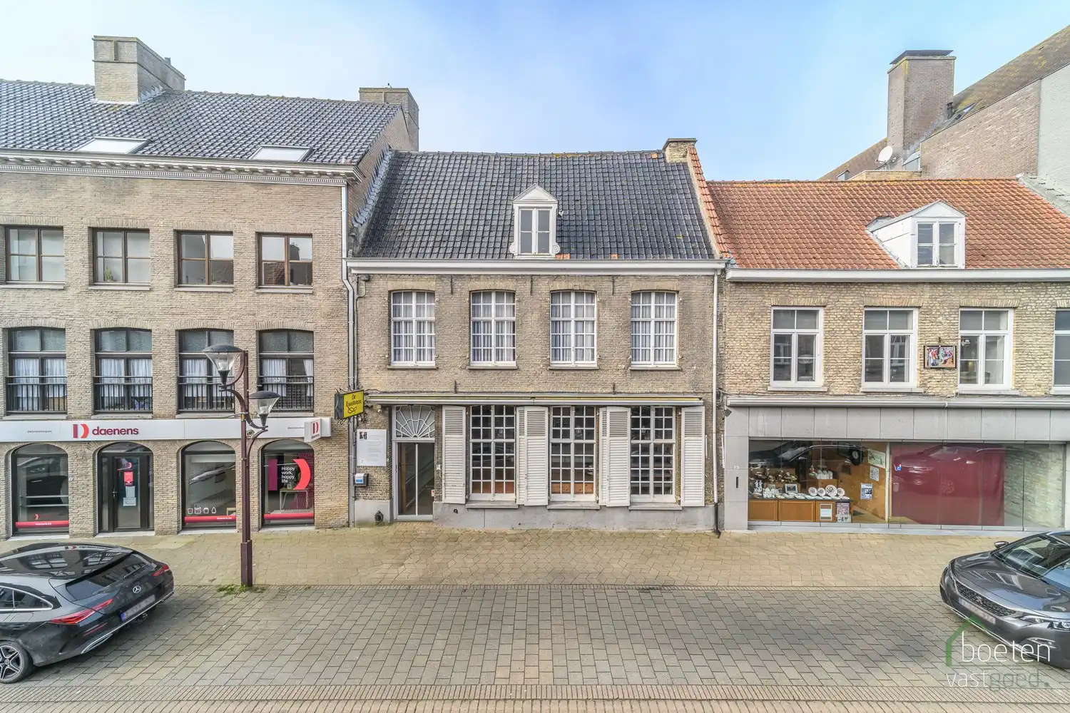 Hoofdfoto van de publicatie: VEURNE: Karaktervol eigendom, type herenwoning, in het bruisende hart van Veurne-centrum, met een waaier van mogelijkheden!