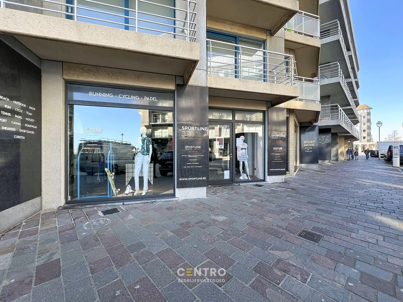 Instapklare commerciële ruimte van ca. 300 m². Uitstekend gelegen met veel passage en zichtbaarheid, ideaal voor retail of showroomconcepten ! foto {{pictureIndex}}