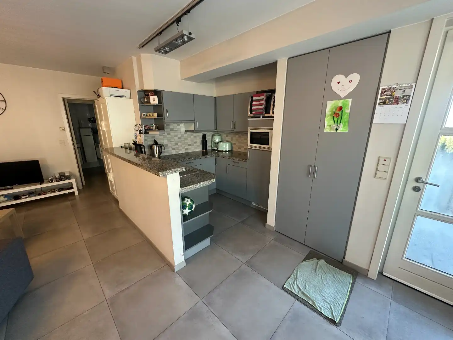Instapklare handelsruimte met 2-slaapkamer appartement en garage, centrum Koekelare foto 4